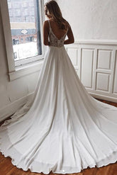 Vestido de novia de gasa con escote en V, encaje, tirantes finos y cola larga WD343